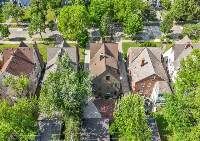 Listing Photo 2 - Condo for sale in building located at 18428 Winslow Rd, Shaker Heights, OH 44122 - Unit #