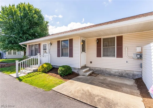 Homes for sale in Salem, OH | 942 Canterbury Ln, Salem, OH 44460 | MLS# 5221806