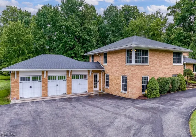 Photo 4 of Single family home for sale at 3819 Brainard Rd, Beachwood, OH 44122 | MLS# 5221924 | Listing updated on 2026-06-29