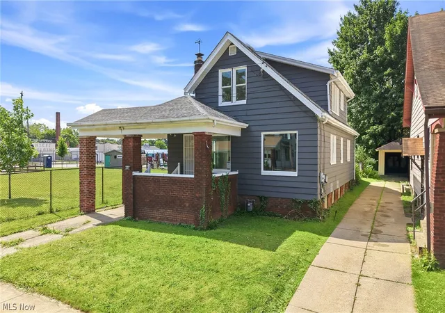 Photo 2 of Single family home for sale at 727 W Laclede Ave, Youngstown, OH 44511 | MLS# 5222869 | Listing updated on 2026-08-05