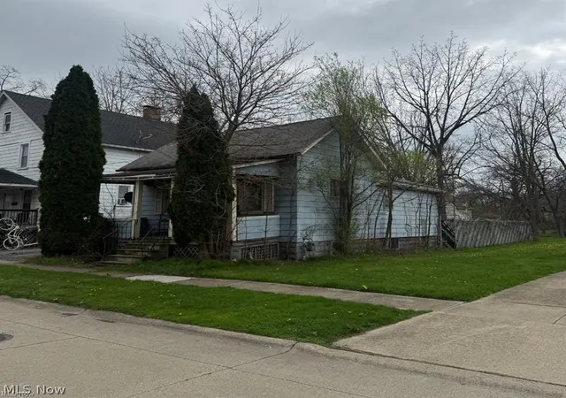 Photo 2 of Single family home for sale at 108 Rush St, Elyria, OH 44035 | MLS# 5222980 | Listing updated on 2026-08-21