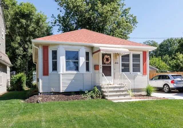 1st image of 810 E Broad St, Elyria, OH 44035 | MLS# 5223008