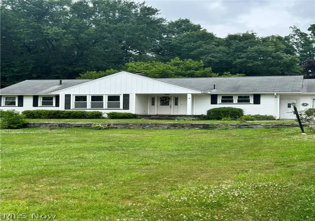 1st image of 2569 Johnnycake Rd Se, Warren, OH 44484 | MLS# 5222985