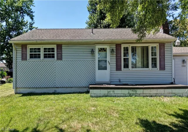 Homes for sale in Canton, OH | 2933 Coventry Blvd Ne, Canton, OH 44705 | MLS# 5223424