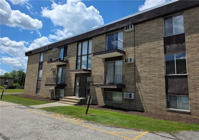 Homes for sale in Maple Heights, OH | 16101 E Maple Park Dr #12B, Maple Heights, OH 44137 | MLS# 5223425