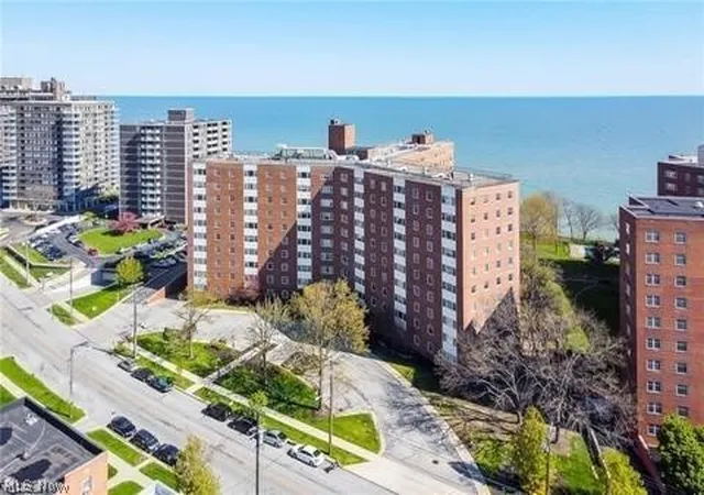 3rd image of 11850 Edgewater Dr #925, Lakewood, OH 44107 | MLS# 5223662