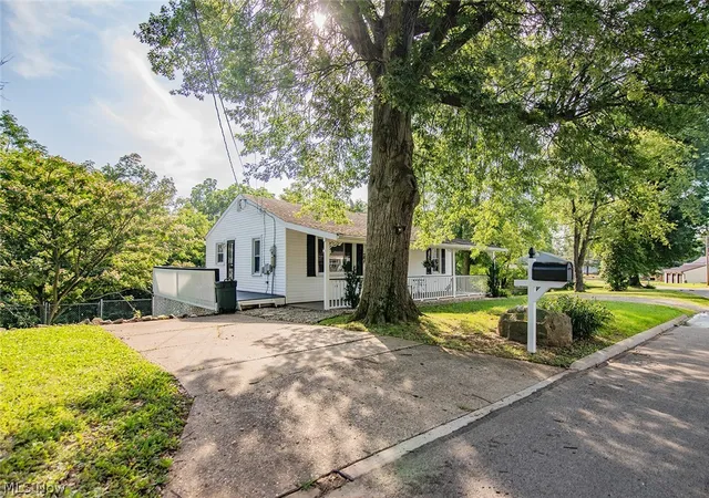 Homes for sale in Parkersburg, WV | 1405 Newberry Dr, Parkersburg, WV 26101 | MLS# 5223764