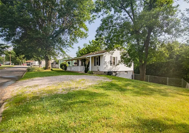 Homes for sale in Parkersburg, WV | 1405 Newberry Dr, Parkersburg, WV 26101 | MLS# 5223764