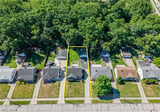 Homes for sale in Parma, OH | 3299 Winthrop Dr, Parma, OH 44134 | MLS# 5222833
