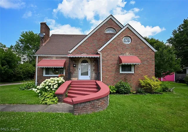 Photo 1 of Single family home for sale at 127 Summit Ave, Niles, OH 44446 | MLS# 5224088 | Listing updated on 2026-08-21