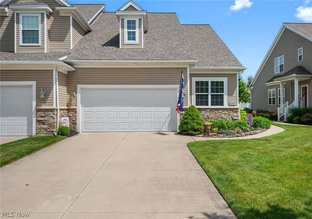 Listing Photo 2 - Condo for sale in building located at 8329 Beaumont Dr, Mentor, OH 44060 - Unit #