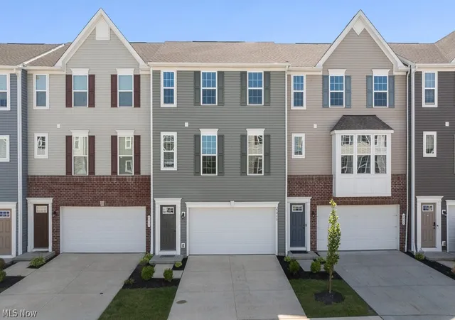Homes for sale in Stow, OH | 4013 N Steels Cir, Stow, OH 44224 | MLS# 5223676