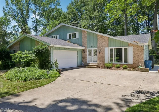 Photo 3 of Single family home for sale at 4300 Washington Ave, Lorain, OH 44052 | MLS# 5223727 | Listing updated on 2026-09-01