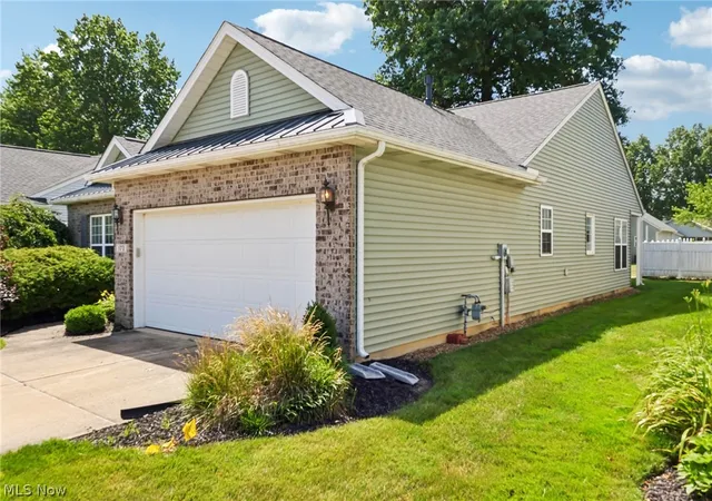 Listing Photo 3 - Condo for sale in building located at 173 Saint Charles Pl, Elyria, OH 44035