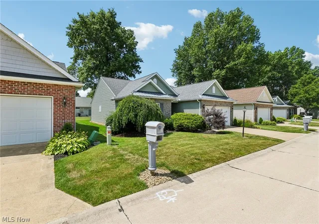 Listing Photo 5 - Condo for sale in building located at 173 Saint Charles Pl, Elyria, OH 44035