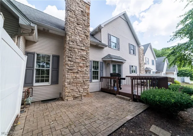 Listing Photo 2 - Condo for sale in building located at 25 Fieldstone, Youngstown, OH 44514 - Unit #