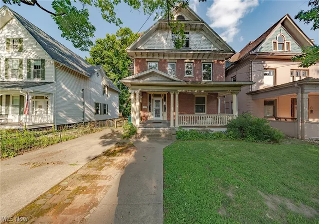 Homes for sale in Parkersburg, WV | 1122 Juliana St, Parkersburg, WV 26101 | MLS# 5224500