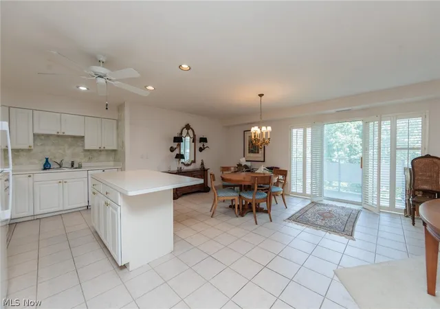 3rd image of 2112 Acacia Park Dr #511, Lyndhurst, OH 44124 | MLS# 5220351