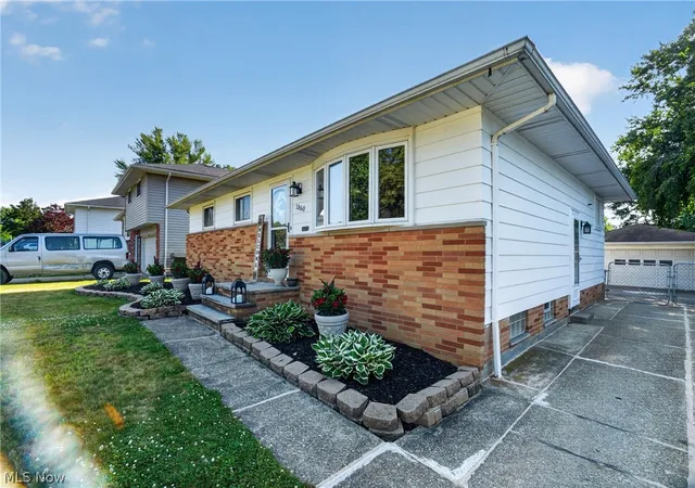 3rd image of 1860 Ridgewick Dr, Wickliffe, OH 44092 | MLS# 5224494