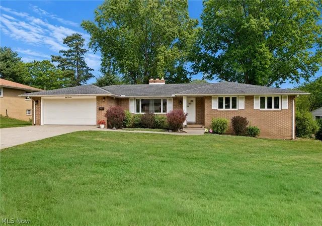 Homes for sale in Massillon, OH | 800 Woodview Dr Ne, Massillon, OH 44646 | MLS# 5224589