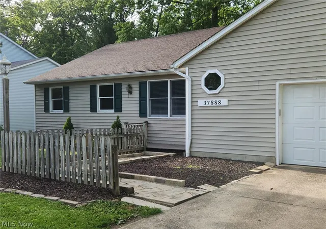 Homes for sale in Avon, OH | 37888 N Doovys St, Avon, OH 44011 | MLS# 5224563