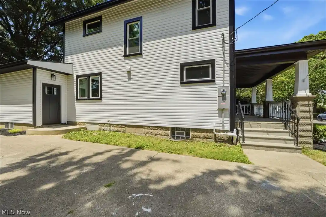 Photo 2 of Single family home for sale at 313 S Summit St, Smithville, OH 44677 | MLS# 5224663 | Listing updated on 2026-10-29