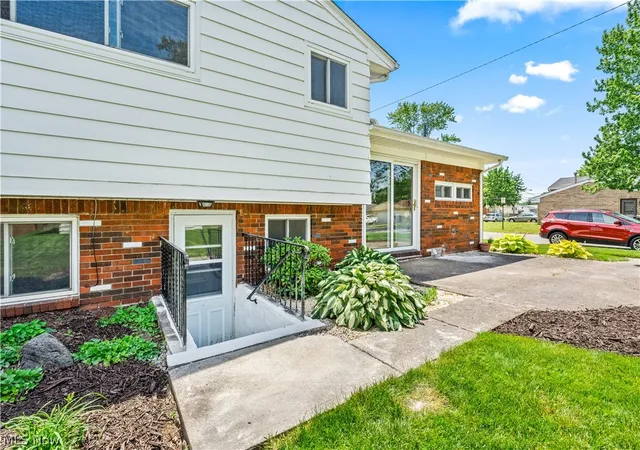 3rd image of 900 Wilder Ave, Elyria, OH 44035 | MLS# 5222250