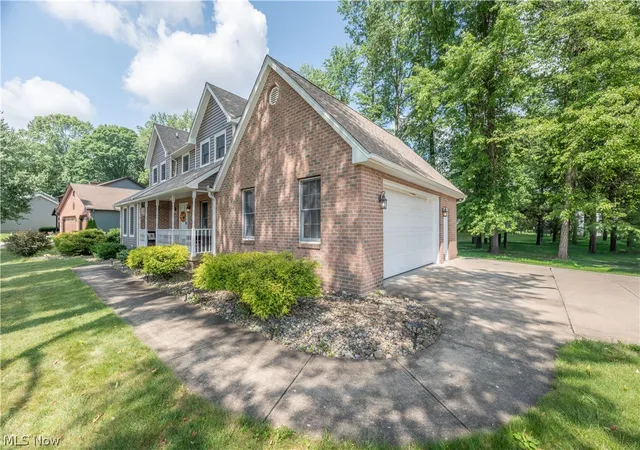 3rd image of 2218 Crestmont Dr, Girard, OH 44420 | MLS# 5224794