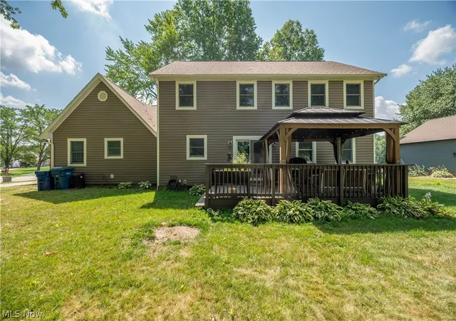 4th image of 2218 Crestmont Dr, Girard, OH 44420 | MLS# 5224794