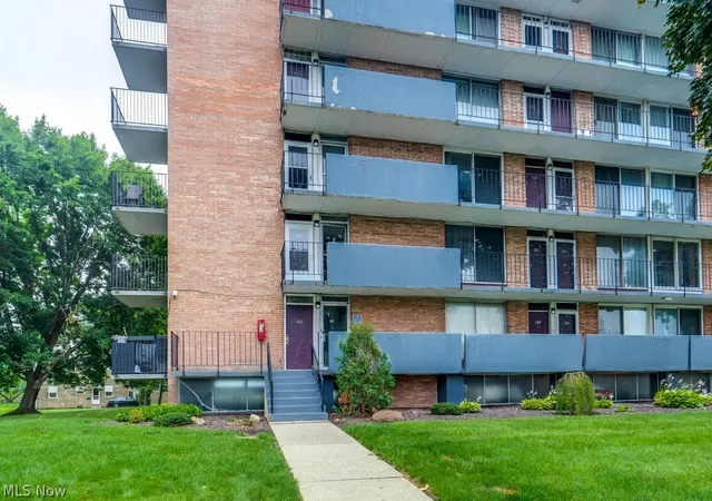 2nd image of 2331 E Market St #102, Akron, OH 44312 | MLS# 5223064