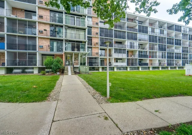 3rd image of 2331 E Market St #102, Akron, OH 44312 | MLS# 5223064