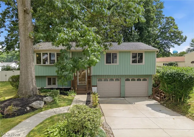 Photo 2 of Sale Pending at 163 Oakhurst Dr, Munroe Falls, OH 44262 | MLS# 5224113 | Listing updated on 2026-10-03