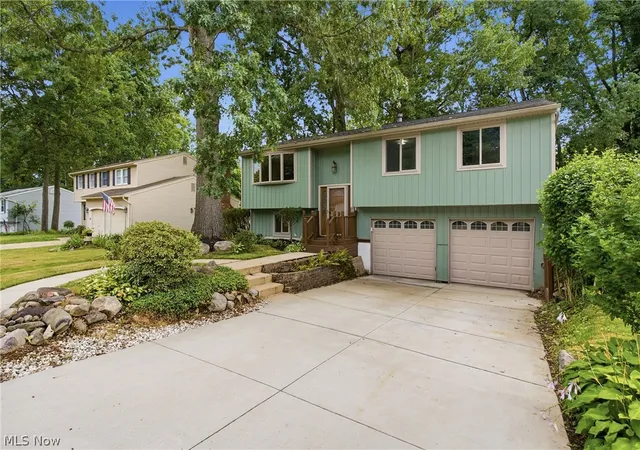 Photo 3 of Sale Pending at 163 Oakhurst Dr, Munroe Falls, OH 44262 | MLS# 5224113 | Listing updated on 2026-10-03