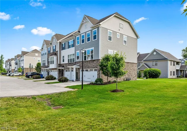 Listing Photo 4 - Condo for sale in building located at 1497 Caymus Ct, Avon, OH 44011
