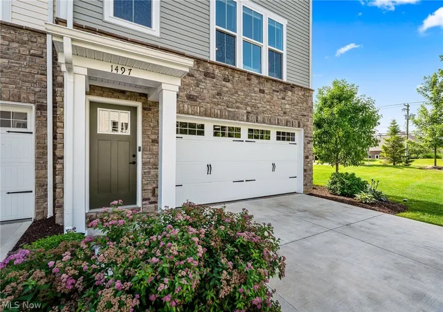 Listing Photo 5 - Condo for sale in building located at 1497 Caymus Ct, Avon, OH 44011
