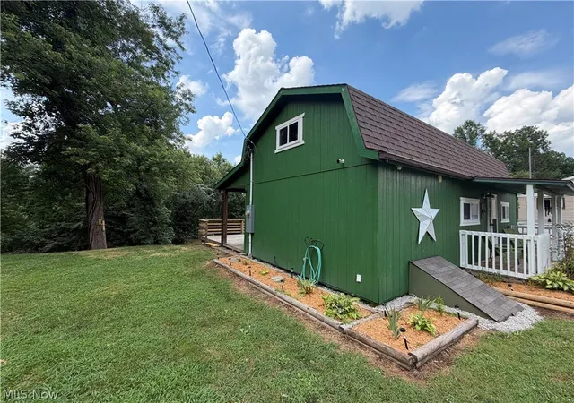 Photo 3 of Single family home for sale at 12 Hemlock St, Elizabeth, WV 26143 | MLS# 5225715 | Listing updated on 2026-09-22