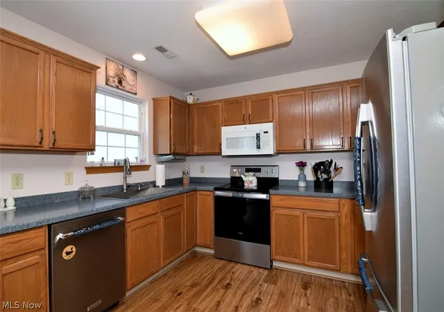 Listing Photo 4 - Condo for sale in building located at 702 Jonquil Ln, Madison, OH 44057