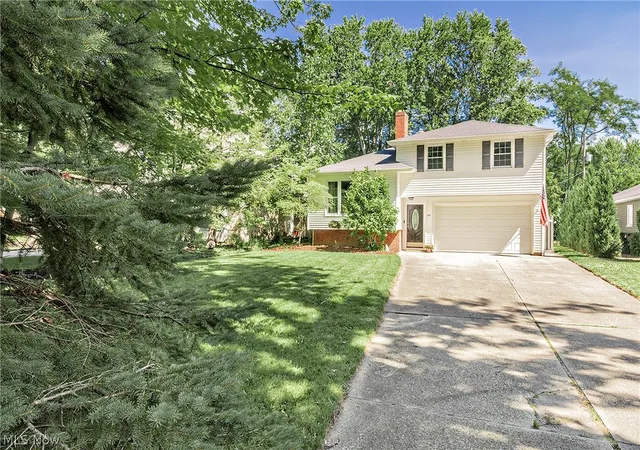 Photo 2 of Single family home for sale at 63 Shawondassee Dr, Eastlake, OH 44095 | MLS# 5225626 | Listing updated on 2026-07-15