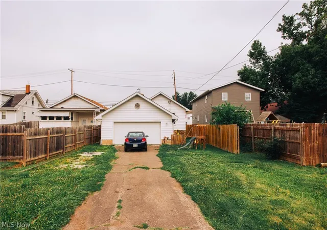 3rd image of 1235 Eastport Ave, Uhrichsville, OH 44683 | MLS# 5225944