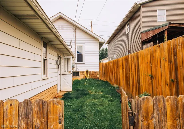 4th image of 1235 Eastport Ave, Uhrichsville, OH 44683 | MLS# 5225944