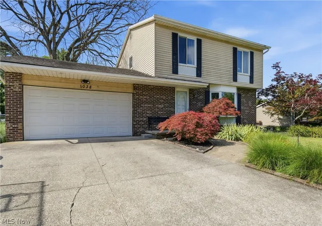 Photo 2 of Sale Pending at 1038 Hampton Dr, Macedonia, OH 44056 | MLS# 5224548 | Listing updated on 2026-08-28