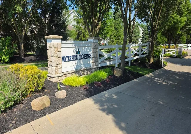 Listing Photo 2 - Condo for sale in building located at 556 Hyannis Prt Cir, Avon Lake, OH 44012 - Unit #