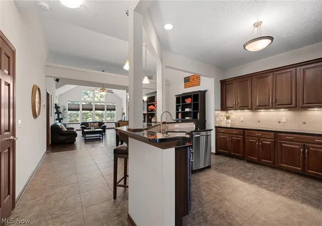 Listing Photo 5 - Condo for sale in building located at 556 Hyannis Prt Cir, Avon Lake, OH 44012