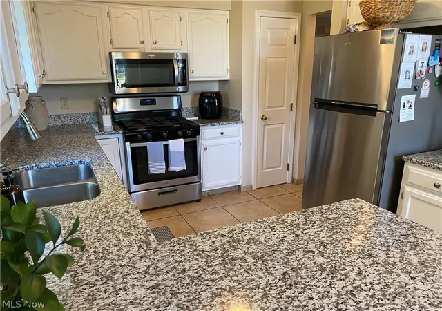 3rd image of 10455 Scottsdale Dr, Strongsville, OH 44136