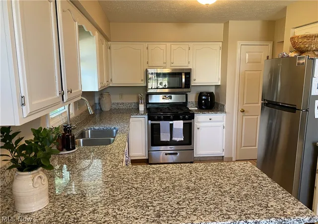 4th image of 10455 Scottsdale Dr, Strongsville, OH 44136