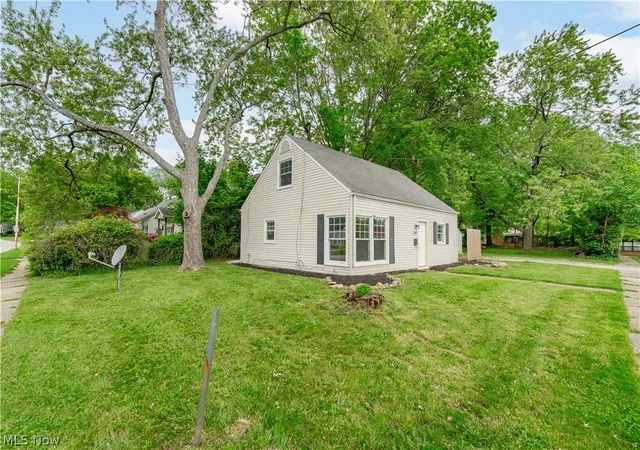 Photo 3 of Single family home for sale at 2100 Delmore St, Cuyahoga Falls, OH 44221 | MLS# 5226280 | Listing updated on 2026-08-23