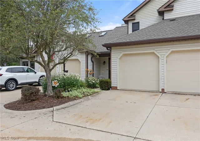 2nd image of 875 Hampton Cir #3, Aurora, OH 44202 | MLS# 5225885
