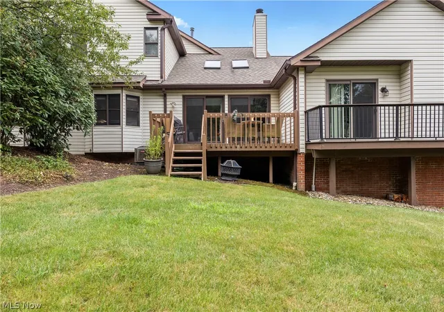 2nd image of 875 Hampton Cir, Aurora, OH 44202