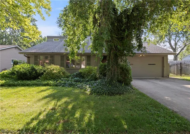 Homes for sale in Berea, OH | 231 Sunset Dr, Berea, OH 44017 | MLS# 5225424