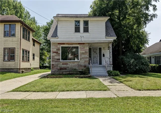 1st image of 827 Kinsman St Nw, Warren, OH 44483 | MLS# 5226399